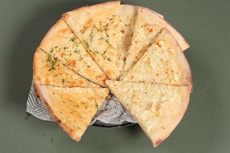 Фокачча с чесночным маслом и зеленью