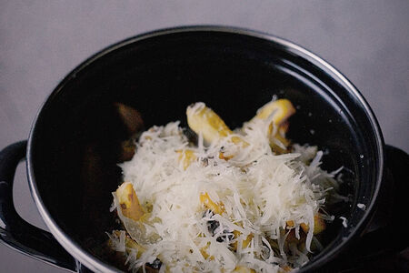 Картофель фри с трюфельной пастой и пармезаном