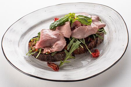 Брускетта с ростбифом и рукколой