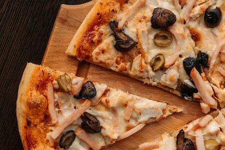 Пицца с ветчиной, курицей и грибами