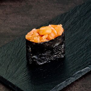 Спайси суши лососем