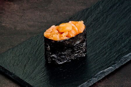 Спайси суши лососем