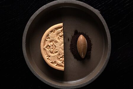 Тарт с бананом, темным шоколадом и мисо-карамелью