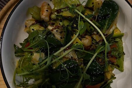 Салат с креветками и вафлей с травами 