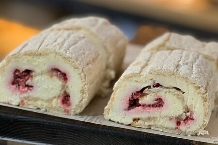 Миндальный рулет с малиной