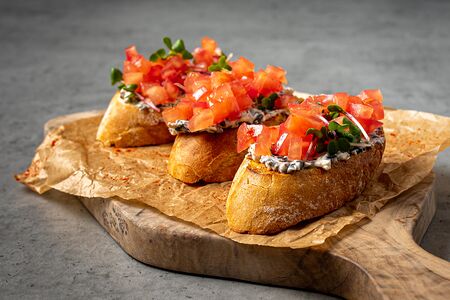 Брускетта с томатами