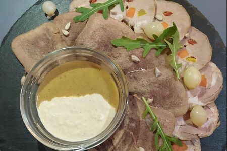 Язык и буженина со сливочным хреном