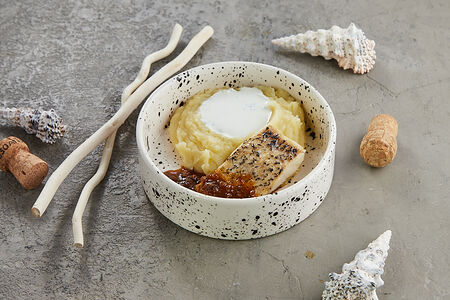 Щука с картофельным пюре и соусом из опят