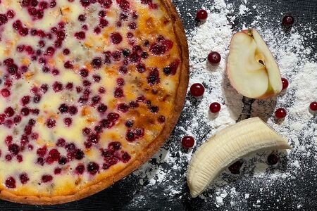 Брусничка, банан и яблоко