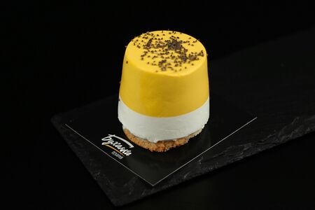 Пирожное Манго-маракуйя с семенами чиа