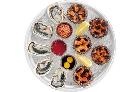 5 устриц Мир и 5 морских ежей