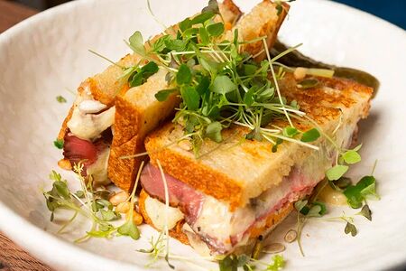 Сэндвич с пастрами и печеным бататом