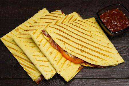 Кесадилья с пепперони и салями