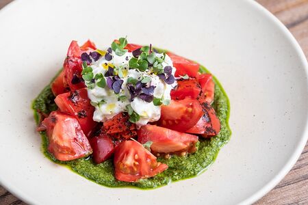 Обожженные томаты с соусом песто и страчателлой