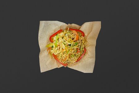 Вок с рисовой лапшой и курицей