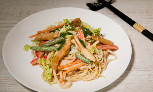 Wok сливочный с курицей