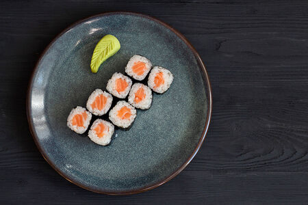 Маки с лососем