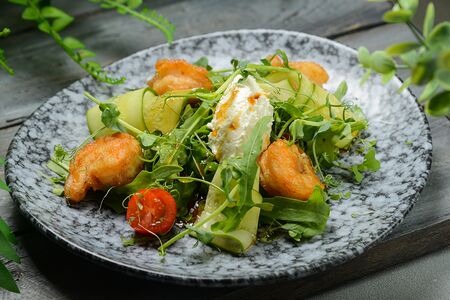 Салат с креветками и молодым сыром