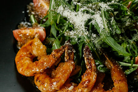 Салат с руколой и креветками