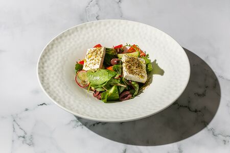 Традиционный итальянский салат из фермерских овощей и домашней брынзы