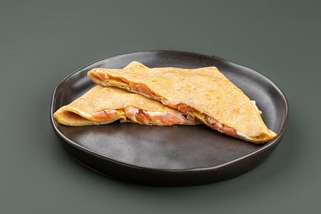 Блинчик гречневый с сёмгой, творожным сыром, яйцом