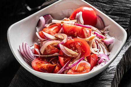 Салат с узбекскими томатами и красным луком