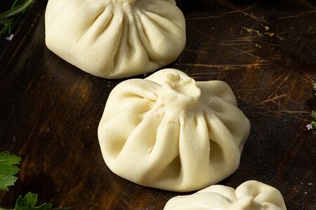 Хинкали с курицей и чесночным соусом