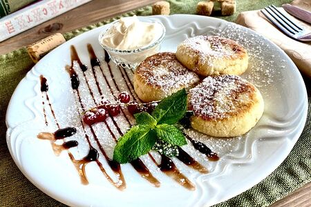 Фирменные сырники со сгущенкой и сметаной