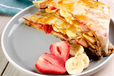 Блин с бананом, клубникой и Нутеллой