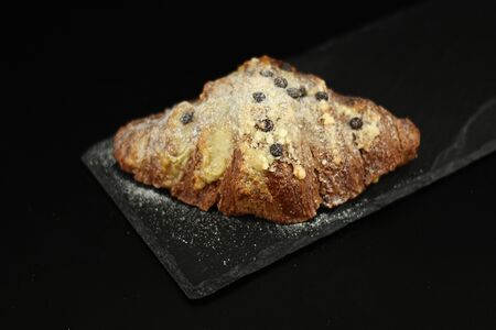 Круассан шоколадный с вишней