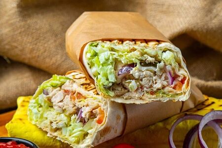Стандартная шаурма с сыром и курицей