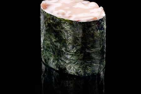 Спайси-гункан с лососем слабой соли 