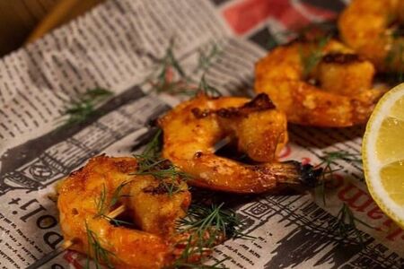 Тигровые креветки на шпажке