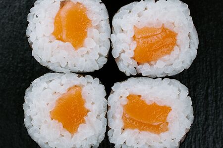 Ролл с лососем