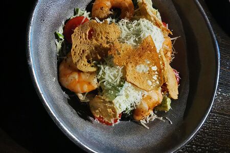 Цезарь с тигровыми креветками