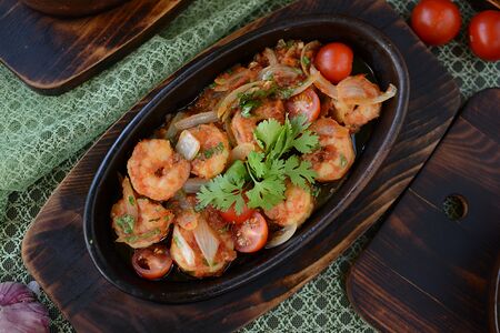 Тигровые креветки с чесноком и аджикой