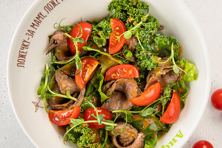 Салат с ростбифом, салатными листьями, томатами и горчичной заправкой