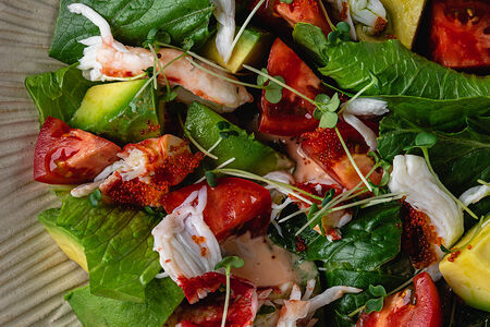 Салат с крабом, авокадо и помидорами