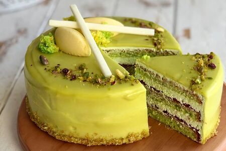 Фисташковый с малиной