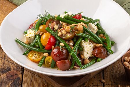 Салат со спаржевой фасолью и брынзой