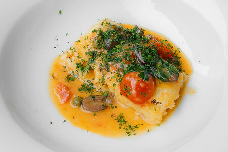 Треска, запеченная с оливками и томатами