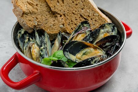 Мидии бушо в винном соусе