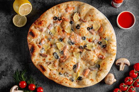 Пицца с лососем