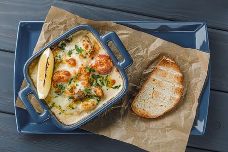 Морепродукты в сливочном соусе запеченные под сыром