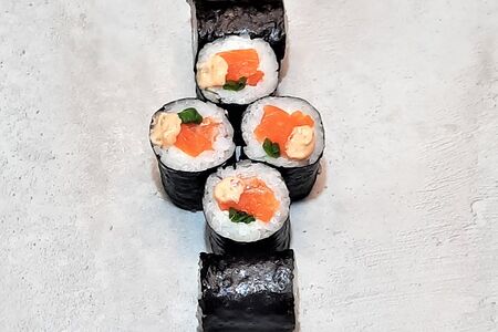 Ролл со спайси-лососем