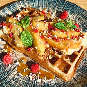 Венская вафля в ассортименте с сезонным ягодами