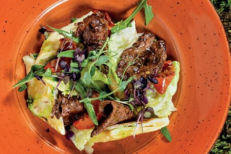 Салат с говядиной и сырным омлетом