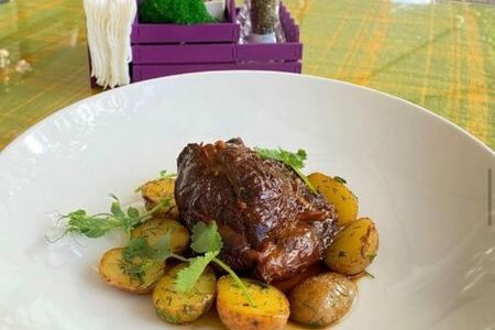 Томленая мраморная говядина с молодым картофелем