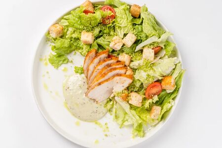 Цезарь с курицей и зеленым пармезаном