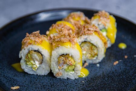 Темпо креветка-манго ролл